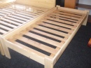 levné postele z masivu od výrobce M10